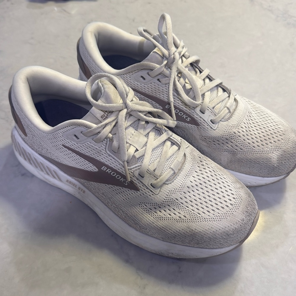Brooks Women’s Ariel GTS 24 - size 10.5